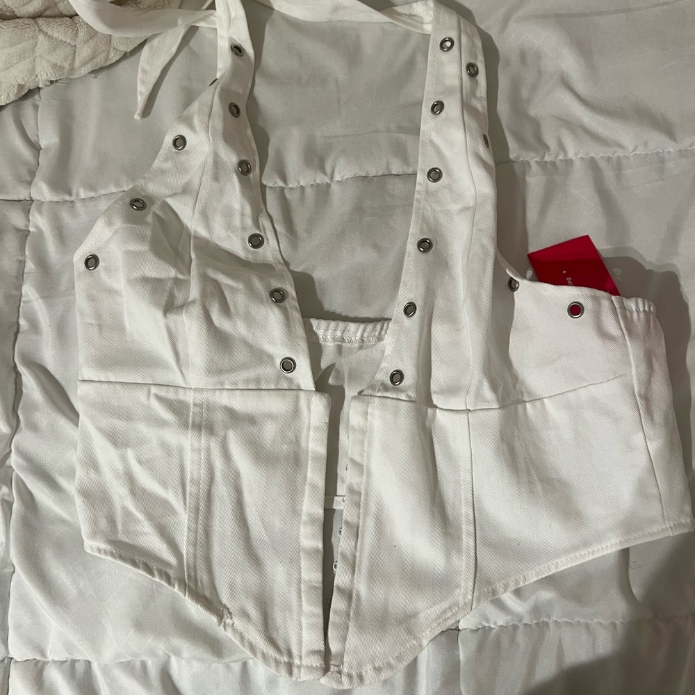 white cropped top that clasps in the front and ties around neck. size large
